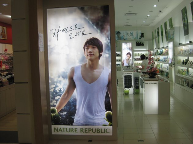 [04/05/2011] Posters en los Mall en Penang, Malaysia 218652_10150166682608127_565263126_6849513_8138511_o